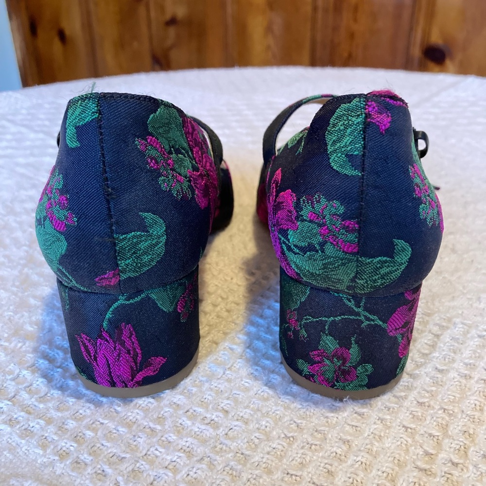 Gorgeous Via Spiga Satin Flower Mary Jane Shoes, 7 - Picture 6 of 6